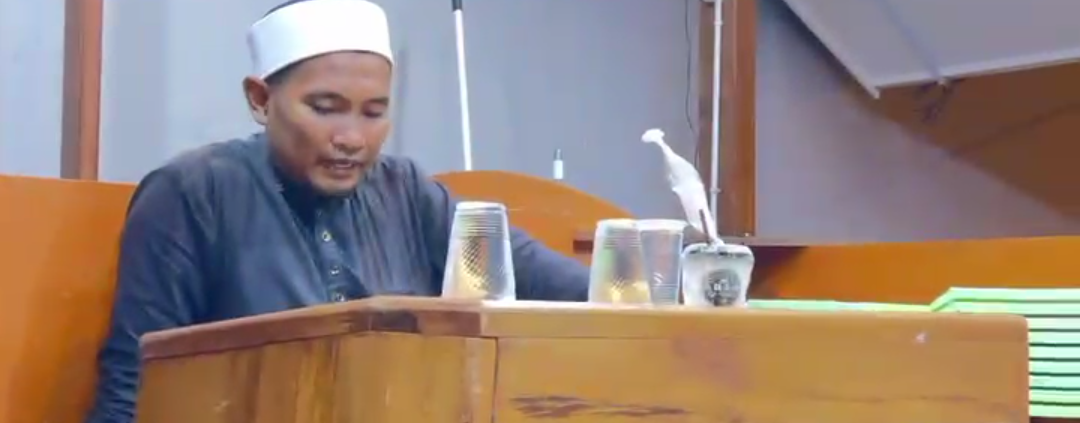 Shalat Menggunakan Pakaian Bergambar Menurut Imam Albukhari