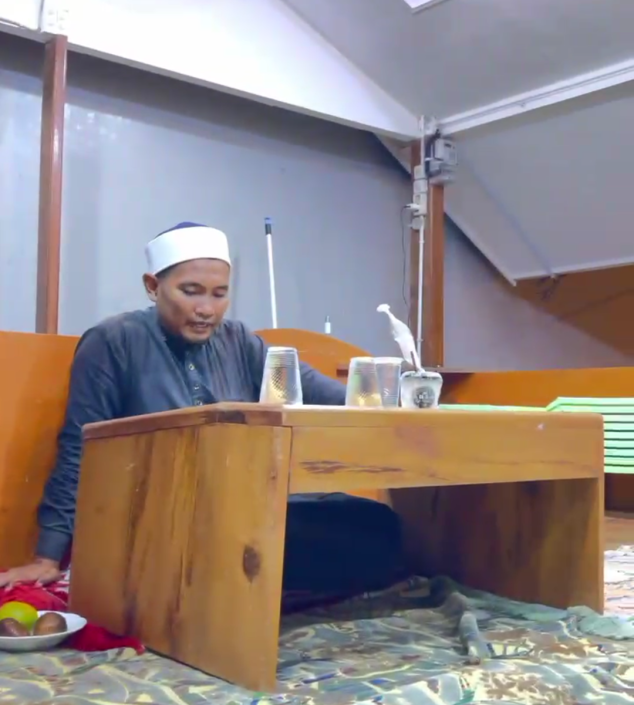 Shalat Menggunakan Pakaian Bergambar Menurut Imam Albukhari