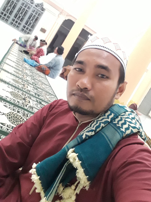 Hukum shalat menggunakan pakaian merah